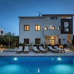Mediterranes Nur 100 Meter Zum Mit Salzwasserpool Und Jacuzzi Apartment