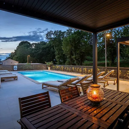Mediterranes Nur 100 Meter Zum Mit Salzwasserpool Und Jacuzzi Lägenhet *