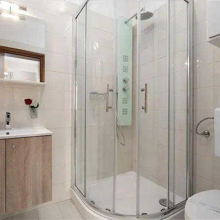 Mediterranes Nur 100 Meter Zum Mit Salzwasserpool Und Jacuzzi Lägenhet *