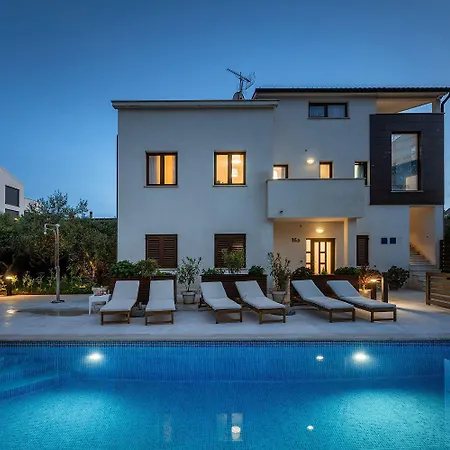 Mediterranes Nur 100 Meter Zum Mit Salzwasserpool Und Jacuzzi アパート