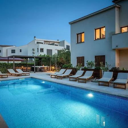 Mediterranes Nur 100 Meter Zum Mit Salzwasserpool Und Jacuzzi Funtana