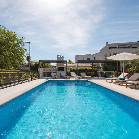 Mediterranes Nur 100 Meter Zum Mit Salzwasserpool Und Jacuzzi アパート フンタナ