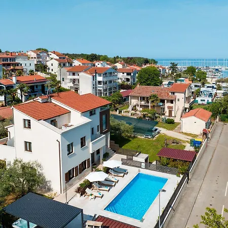 Mediterranes Nur 100 Meter Zum Mit Salzwasserpool Und Jacuzzi * Funtana