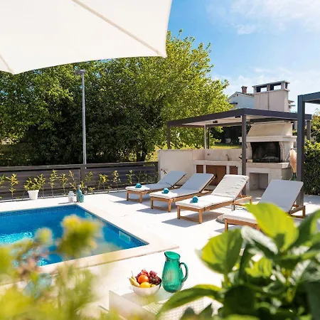 Mediterranes Nur 100 Meter Zum Mit Salzwasserpool Und Jacuzzi アパート