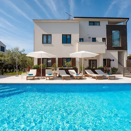 アパート Mediterranes Nur 100 Meter Zum Mit Salzwasserpool Und Jacuzzi